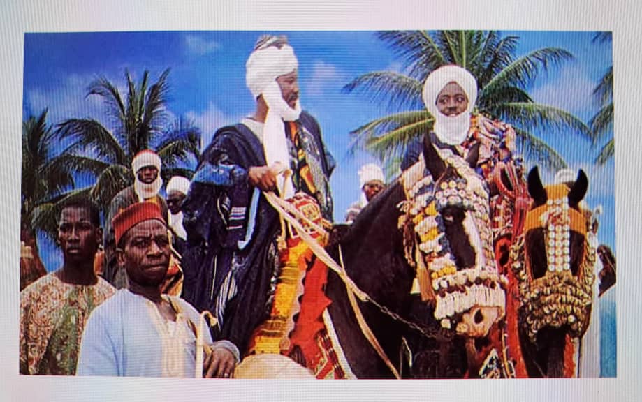 Cavaliers en tenue traditionnelle, chefferie de Kparatao, Togo